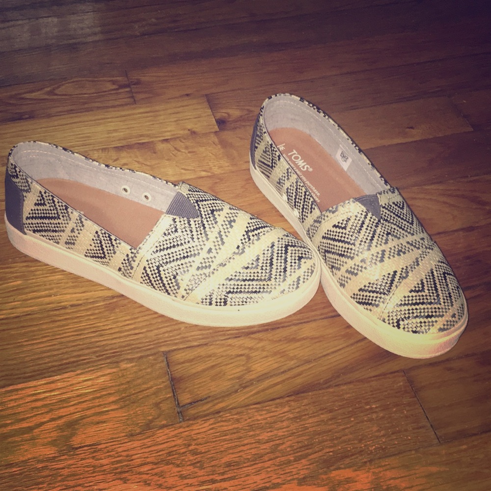 Toms: Avalon Slip On Size: 7